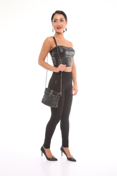 美丽的女人与皮革紧身胸衣的结合。图片下载