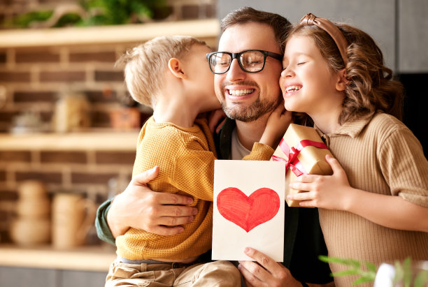 可爱的孩子们恭贺父亲节快乐图片下载