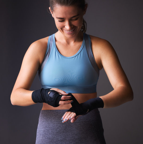 一个年轻女子在灰色背景下紧握双手的照片图片下载