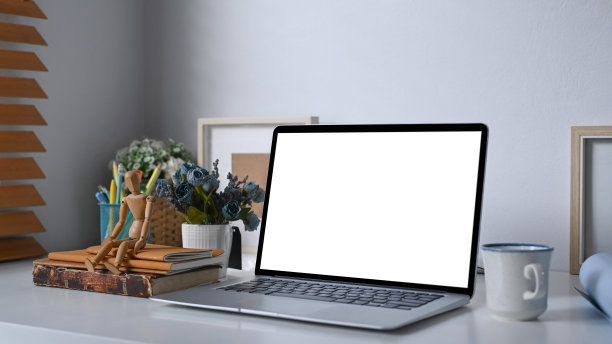 近距离模拟电脑笔记本电脑，咖啡杯和办公用品在白色的桌子上。图片下载