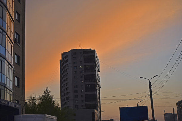 高层建筑在傍晚映衬着蓝天图片下载