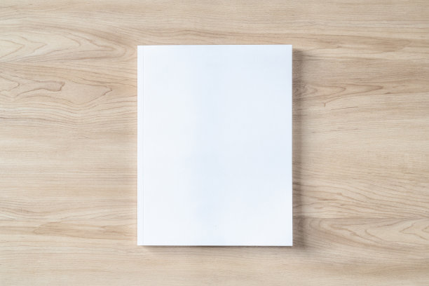 书封面模型与空白白色前纸页a4平装模型的目录，杂志，菜单，小册子，笔记本，组合设计模板在木桌子的背景图片下载