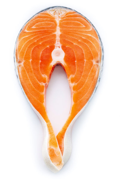 鲜嫩的三文鱼片，在白色背景上分开。一块新鲜的鲑鱼排平铺在白色的背景上。图片下载