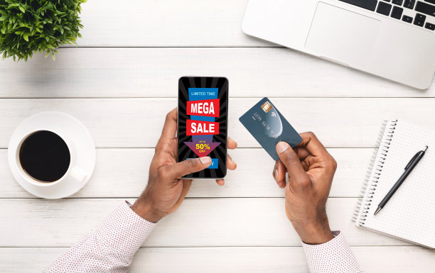 非裔美国商人在办公室用手机购物图片下载