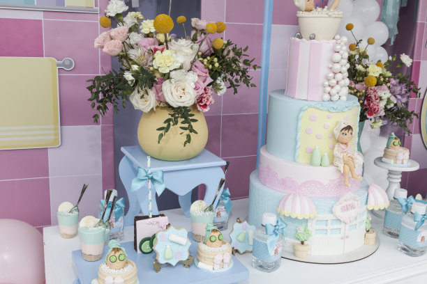 糖果桌:蛋糕、饼干和甜点;女性儿童聚会的主题装饰。图片下载