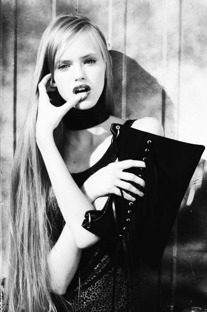 一个模特的黑白肖像图片下载