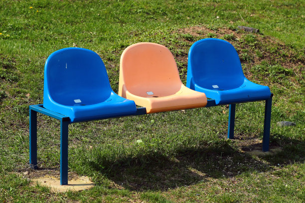 足球场的空椅子图片下载