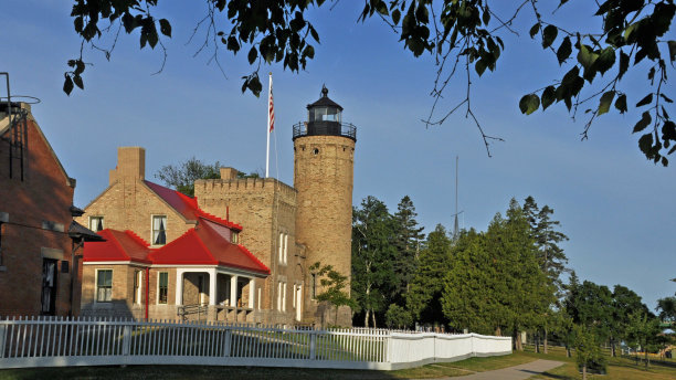 麦基诺灯塔建于1892年，位于密歇根州的麦基诺图片下载