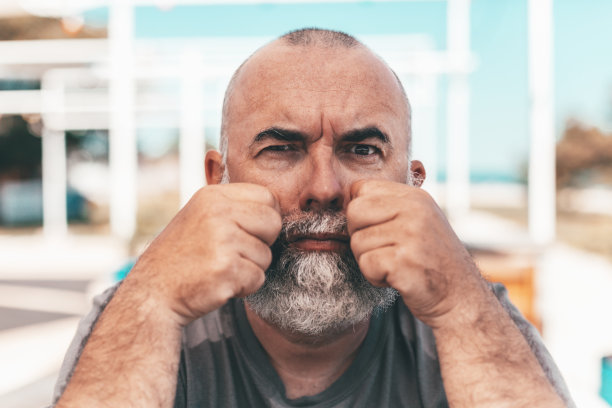一个留着白胡子的中年男子的户外肖像图片下载
