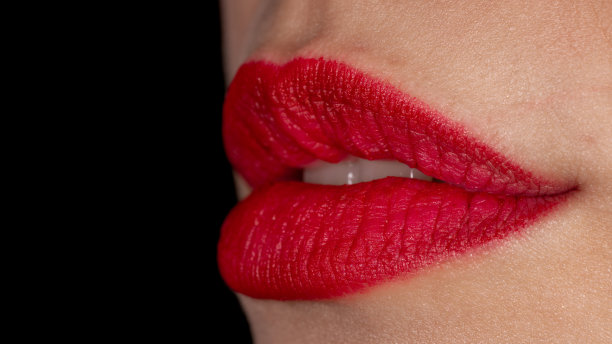 一个女人美丽细致的红唇的宏观视图。图片下载
