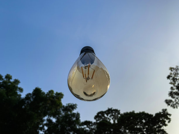 低角度的灯泡对天空图片下载