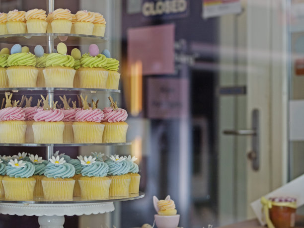 橱窗里的纸杯蛋糕图片下载
