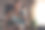 这是一名年轻女子在家完成例行锻炼后背着瑜伽垫的照片图片下载