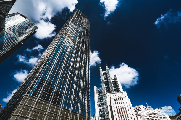 市中心有现代化的摩天大楼图片下载