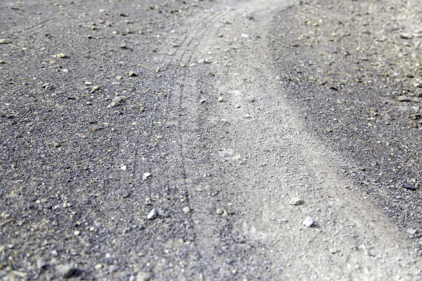 砂砾中的车轮痕迹图片下载