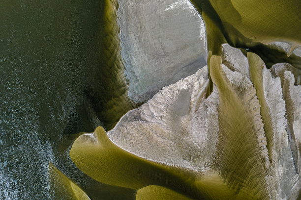 浅滩上的河流鸟瞰图图片下载