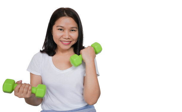 近距离的年轻亚洲妇女微笑的脸，而使用哑铃重量训练孤立在白色背景的健康生活方式的概念图片下载