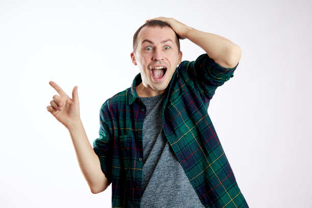 成功是喜悦和运气。人是幸福的，胜利的。孤独的人的笑脸图片下载