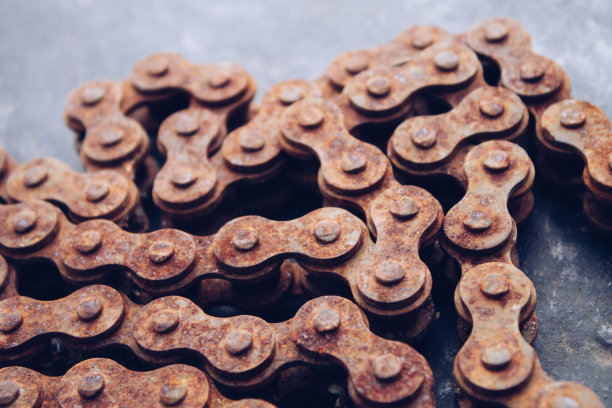 生锈的摩托车链条。生锈的旧摩托车链条。图片下载