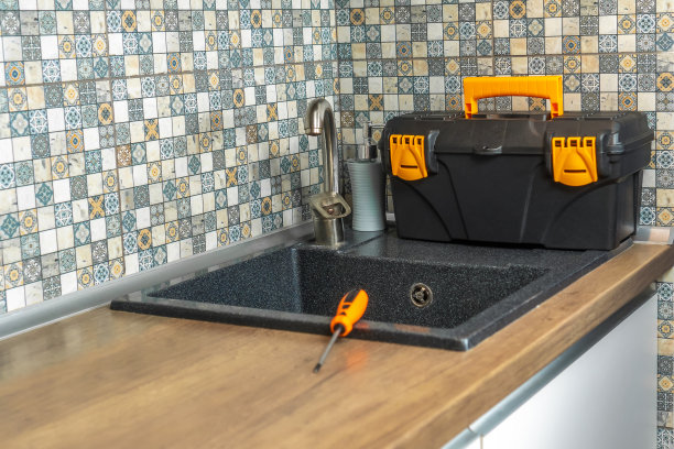 厨房水槽与工具箱在现代厨房复制空间。管道修复的概念图片下载