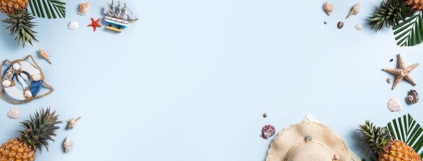 夏季水果背景设计理念。海滩贝壳，帽子，菠萝和棕榈叶在蓝色的背景。图片下载