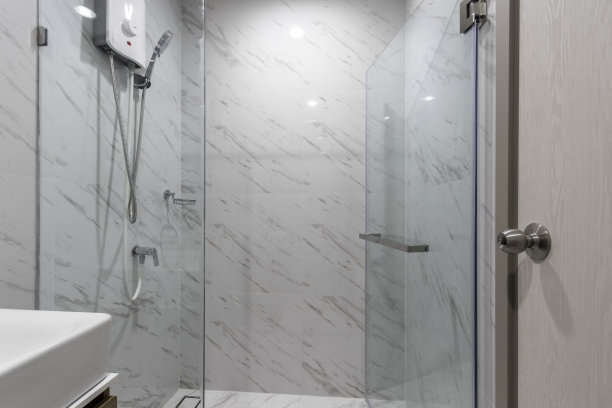 公寓白色小浴室，带热水器和淋浴房图片下载