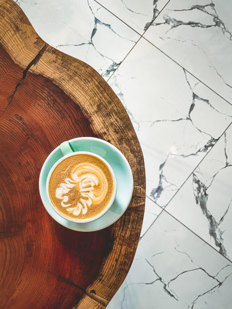 卡布奇诺艺术杯放在木桌上图片下载