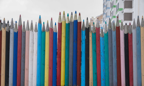 有趣的旧木栅栏像五颜六色的铅笔。图片下载