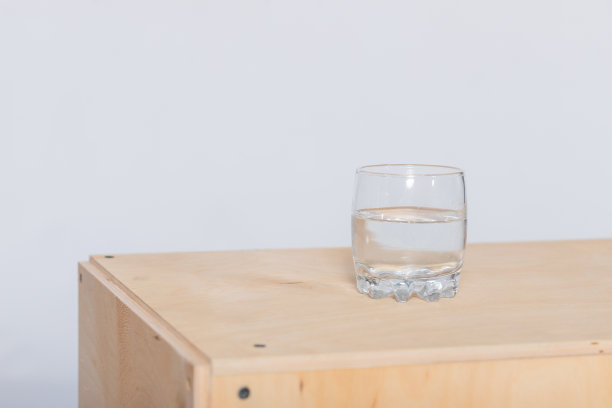 盛满轻碳酸饮用水的高脚杯图片下载