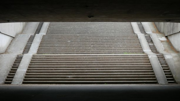 照亮黑暗隧道外的楼梯图片下载