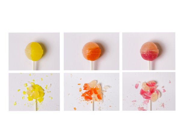 白色背景上的焦糖棒，chuupa chups图案，棒棒糖图片下载