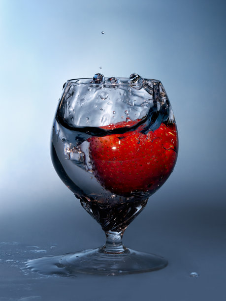 杯子里有酒精和草莓图片下载