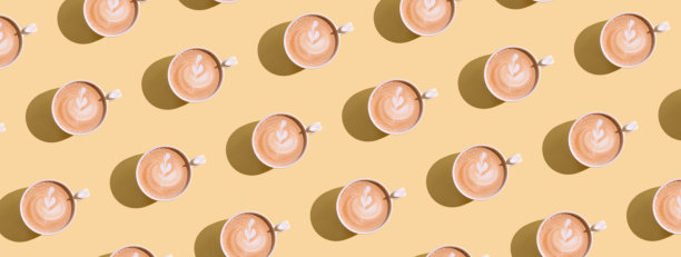 横幅图案杯卡布奇诺和心形装饰泡沫与硬阴影在彩色背景图片下载