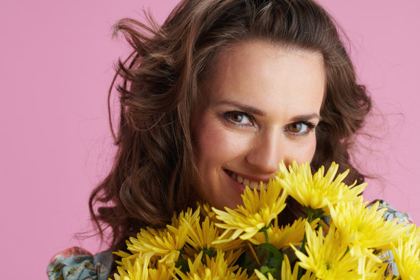 微笑优雅的女人，粉红色的深褐色的长卷发图片下载