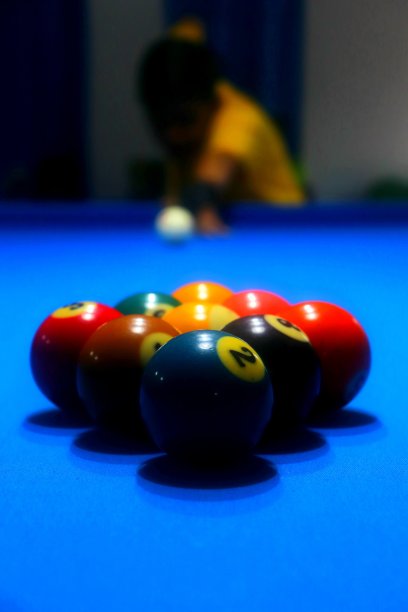 台球运动员准备击球图片下载