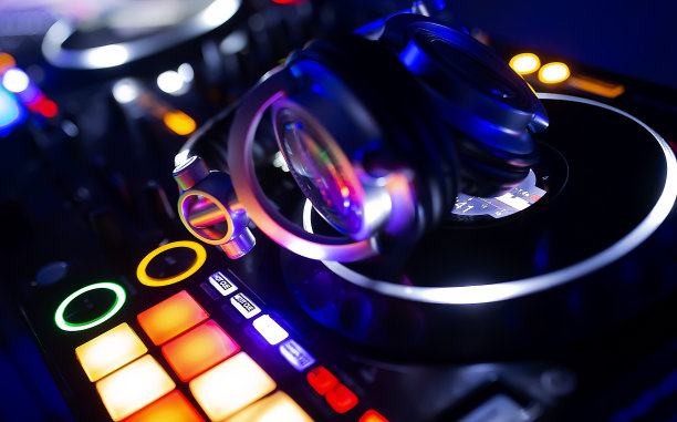 音乐控制台和DJ耳机。DJ控制台与音乐实验图片下载