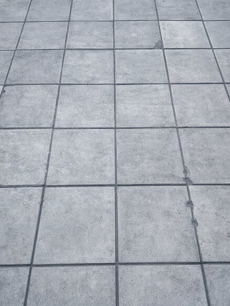 旧水泥板排列在城市人行道上。图片下载