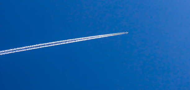 一架客机在高空飞行。图片下载