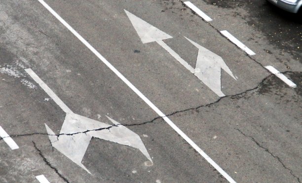 从上面俯瞰西班牙马德里的沥青城市街道。图片下载