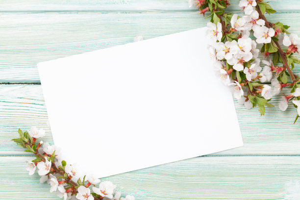 樱花卡片上的蓝色木材背景图片下载