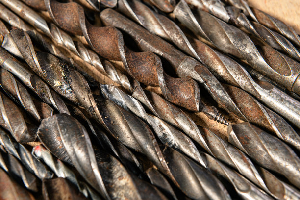 古老的手工工具-一套钻在一个木制的背景图片下载