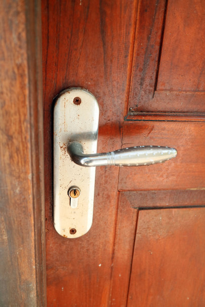 黄色木门把手照片图片下载