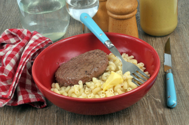 剁碎的牛排和黄油意大利面图片下载