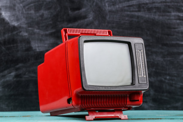 红色复古老式学校便携式迷你电视在黑板的背景图片下载
