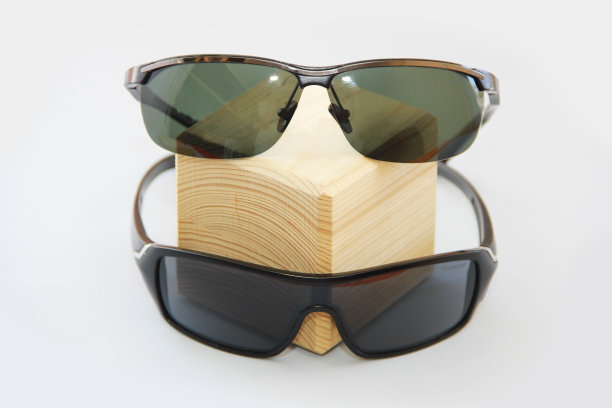 黑色塑料镜框的男士太阳镜图片下载