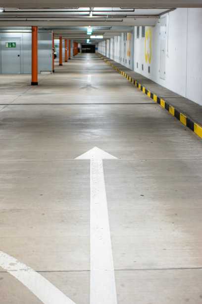 空旷照明的地下停车场，大面积广角视野，无人图片下载