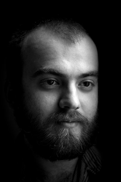 表情严肃、沉思的年轻土耳其男人肖像图片下载