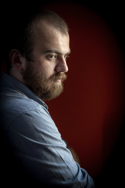 表情严肃、沉思的年轻土耳其男人肖像图片下载