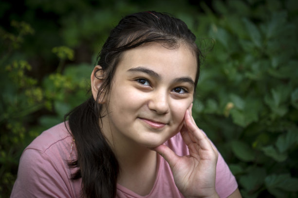 面向鲜花的土耳其少女图片下载