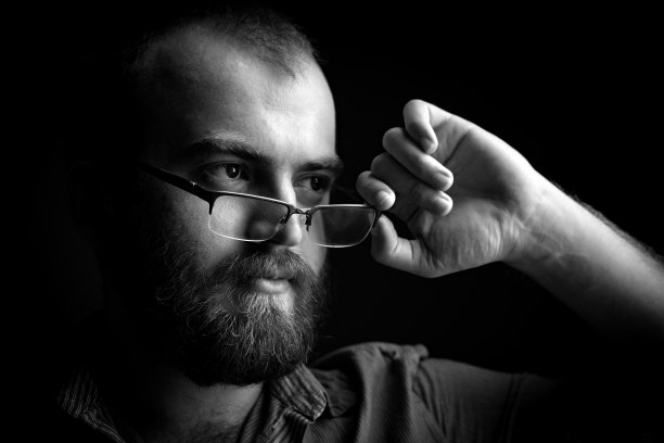 表情严肃、沉思的年轻土耳其男人肖像图片下载